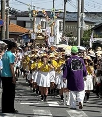 みこしの前を、金管バンドが演奏しています♪